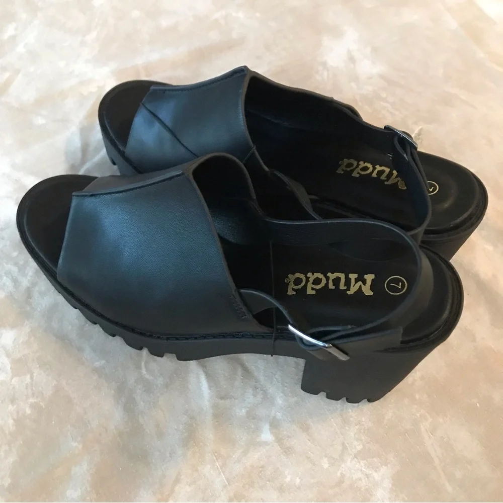 NWT  Mudd Women’s black chunky sandals w/strap. No box. - Picture 2 of 9